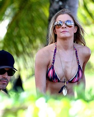 Leann Rimes entblößt sexy Körper und heißen Arsch im Bikini am Pool
 #75276867