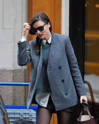 Miranda kerr leggy trägt schwarzen Strumpfhosen-Minirock auf dem Weg zu einem Geschäft 
 #75282055