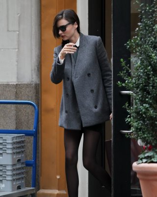 Miranda kerr leggy trägt schwarzen Strumpfhosen-Minirock auf dem Weg zu einem Geschäft 
 #75282066