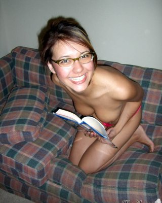 Teen Babe mit Brille liest in ihrem heißen rosa Tanga
 #78677206