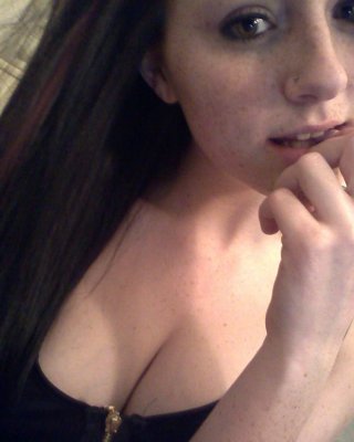 Sexy Teenager Freckles 18 saugt an einem großen schwarzen Dildo
 #70885500