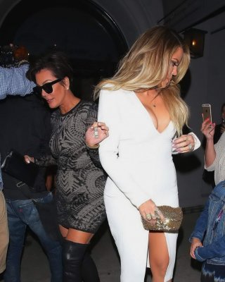 Khloe kardashian vollbusig und langbeinig im tief ausgeschnittenen weißen Kleid mit ihren heißen Schwestern lea
 #75165959