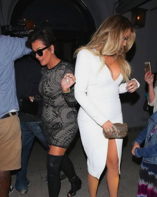 Khloe kardashian vollbusig und langbeinig im tief ausgeschnittenen weißen Kleid mit ihren heißen Schwestern lea
 #75165969