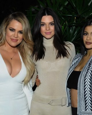 Khloe kardashian vollbusig und langbeinig im tief ausgeschnittenen weißen Kleid mit ihren heißen Schwestern lea
 #75165986