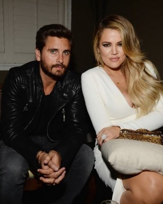 Khloe kardashian vollbusig und langbeinig im tief ausgeschnittenen weißen Kleid mit ihren heißen Schwestern lea
 #75166012