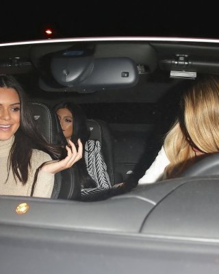 Khloe kardashian vollbusig und langbeinig im tief ausgeschnittenen weißen Kleid mit ihren heißen Schwestern lea
 #75166024