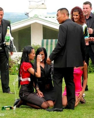 Ungarische Babes lieben Hardcore-Sex auf fiesen Outdoor-Pool-Partys
 #78577050
