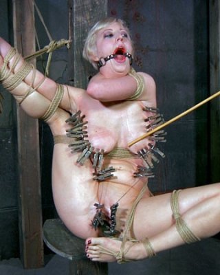 Extreme Bondage ist kein Problem für Cherry Torn. 
 #68915464