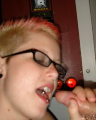 Teenie punky blonde Schlampe kümmert sich um alle cummers bei gloryhole
 #75859422
