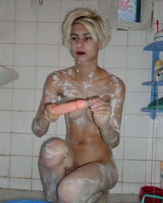 Bilder von einem Emo-Babe, das mit sich selbst im Badezimmer spielt
 #75785197