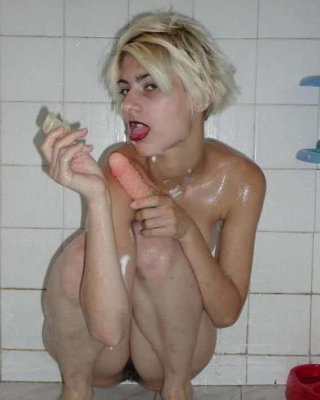 Bilder von einem Emo-Babe, das mit sich selbst im Badezimmer spielt
 #75785206