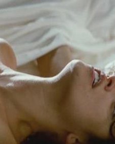 Penelope Cruz Showing Nude Tits In The Bed