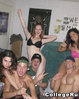 Freche College-Mädchen waren betrunken und hatten Mädchen zu Mädchen Sex
 #77088054