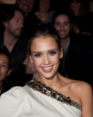 Jessica alba blinkt ihr höschen bei lanvin fashion show in paris
 #75271897