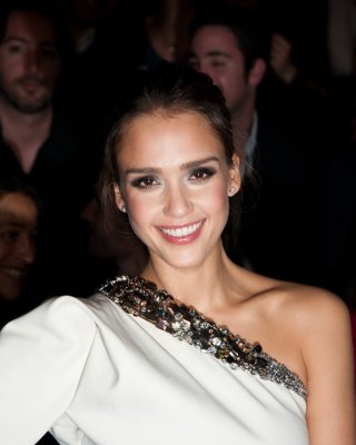 Jessica alba blinkt ihr höschen bei lanvin fashion show in paris
 #75271901