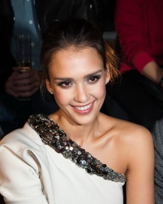 Jessica alba blinkt ihr höschen bei lanvin fashion show in paris
 #75271940