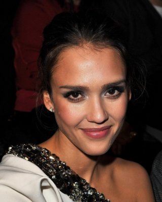 Jessica alba blinkt ihr höschen bei lanvin fashion show in paris
 #75271945