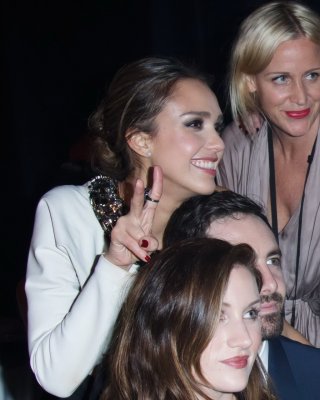 Jessica alba blinkt ihr höschen bei lanvin fashion show in paris
 #75271951