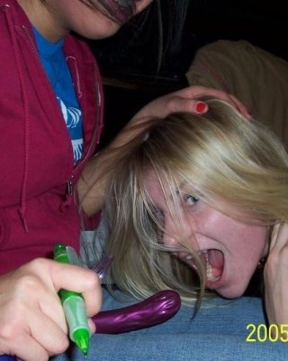 Frische Amateur-Mädchen zeigen freche Titten und rasierte Muschis
 #77098489