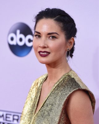 Olivia Munn Upskirt Flashing Panties In A Low Cut And High Slit Golden Dress At 