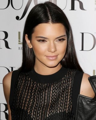 Kendall jenner zeigt sich bis auf den bh während der dujour magazines feier im lavo nig
 #75187038