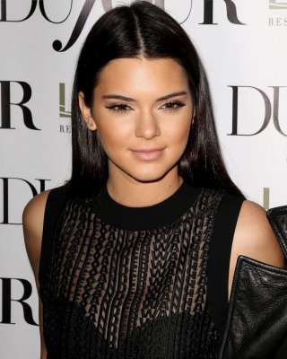 Kendall jenner zeigt sich bis auf den bh während der dujour magazines feier im lavo nig
 #75187045