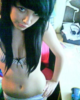 Sexy Amateur-Teenie strippt nackt beim Posieren
 #75696697