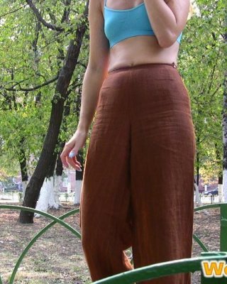 Blonde Tussi macht sich nass und hinterlässt eine Pisspfütze auf dem Gehweg
 #73240689