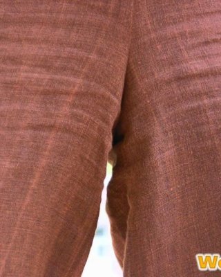 Blonde Tussi macht sich nass und hinterlässt eine Pisspfütze auf dem Gehweg
 #73240712