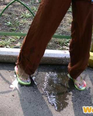 Blonde Tussi macht sich nass und hinterlässt eine Pisspfütze auf dem Gehweg
 #73240738