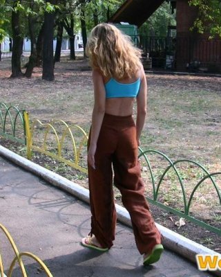 Blonde Tussi macht sich nass und hinterlässt eine Pisspfütze auf dem Gehweg
 #73240747