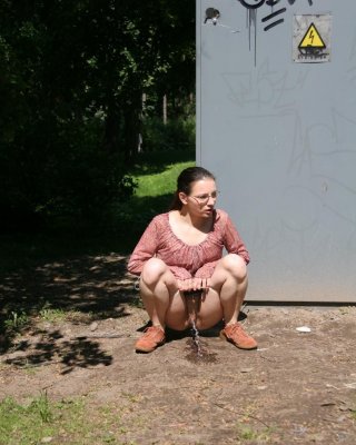 Wench in süßer Brille versucht schamhaft auszusehen, während sie Pipi macht
 #76521454