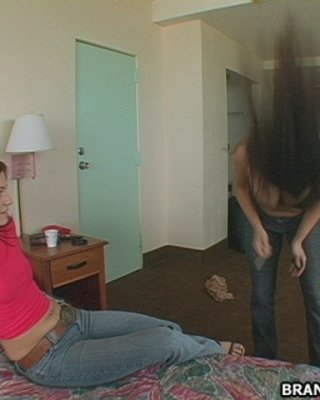 Zwei nuttige Typen saugen einen Fremden im Hotelzimmer aus
 #70467762