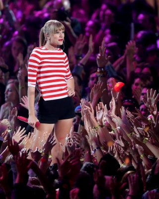 テイラー・スイフト、タイトなショーツとブラウスでライブ中に観客に触られる
 #75253061