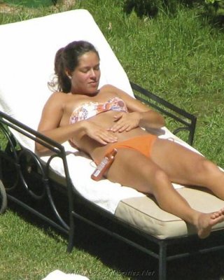 Promi-Babe Ana Ivanovic sonnt sich in einem sexy orangefarbenen Bikini
 #75402469