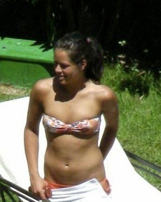 Promi-Babe Ana Ivanovic sonnt sich in einem sexy orangefarbenen Bikini
 #75402491