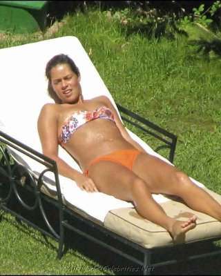 Promi-Babe Ana Ivanovic sonnt sich in einem sexy orangefarbenen Bikini
 #75402516