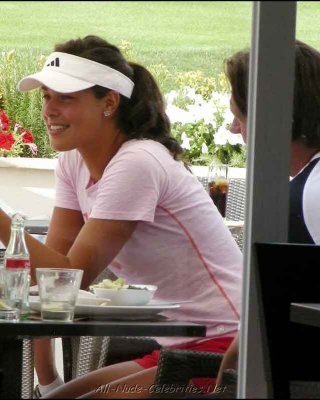 Promi-Babe Ana Ivanovic sonnt sich in einem sexy orangefarbenen Bikini
 #75402521