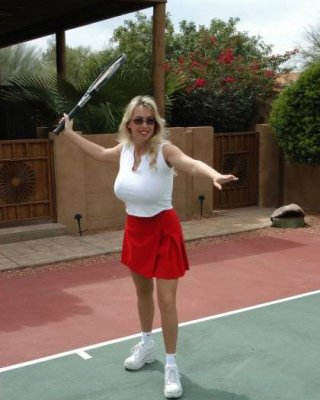 Wifey oben ohne auf dem Tennisplatz
 #67109253