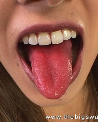 Sexy Blondie in Netzstrümpfen und einem Korsett schlürft einen großen Schwanz ins Gesicht
 #75873348