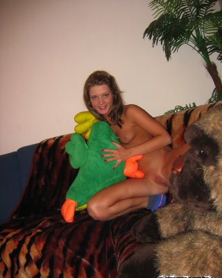 Smokin hot teen spielt mit Puppen und ihre Muschi für ihren Freund
 #77122319