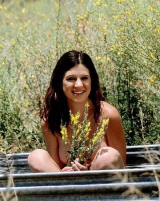 Sexy schwangere Babe im Freien posiert völlig nackt
 #78619033