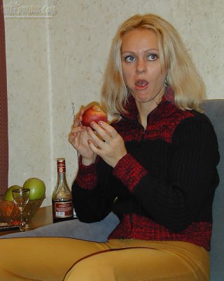 Betrunkene Milf-Blondine Milana fühlt sich einfach großartig und braucht etwas Sex nach
 #67413764