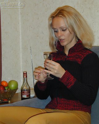 Betrunkene Milf-Blondine Milana fühlt sich einfach großartig und braucht etwas Sex nach
 #67413767