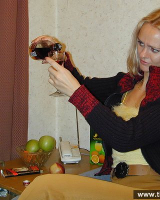 Betrunkene Milf-Blondine Milana fühlt sich einfach großartig und braucht etwas Sex nach
 #67413775