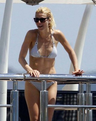 Gwyneth Paltrow Exposing Sexy Body And Hot Ass In Bikini On Yacht