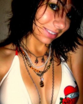 Selfshot Amateur Teen Freundinnen mit Klammern
 #79382955