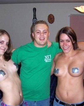 Betrunkene Amateur-Freundinnen beim Feiern und Blitzen
 #76396181