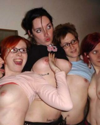 Betrunkene Amateur-Freundinnen beim Feiern und Blitzen
 #76396199