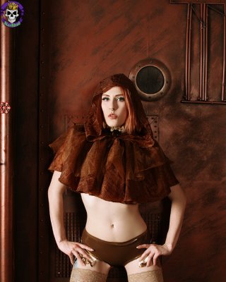 Heiße Steampunk-Schurkin Anastassia Bär in glattem Latex-Höschen
 #67600785